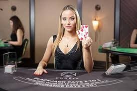 Meja Three Card Poker live di goyangtoto dengan dealer profesional